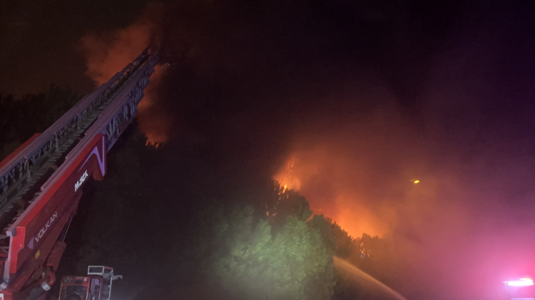 Bursa'da korkutan fabrika yangını: 4 saatlik mücadeleyle söndürüldü!-Bursa Hayat Gazetesi-2