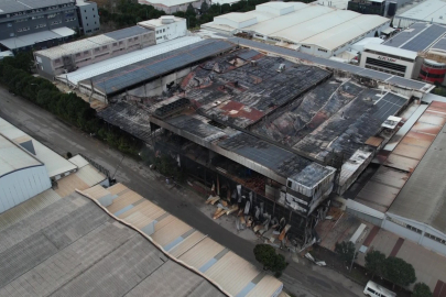 Bursa’da yanan fabrikadaki hasar gündüz gözüyle görüntülendi