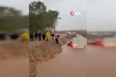 Adana’yı sağanak vurdu! Cadde ve sokaklar göle döndü