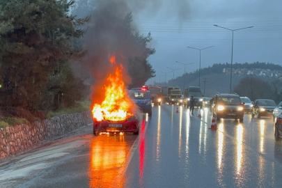 Bursa Mudanya Yolu’nda motor arızası yapan otomobil yandı