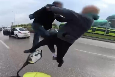 Bursa'da gerilim tırmandı: Uçan tekmeli kavgayı kurye ayırdı