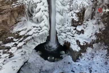 Bitlis’te göl ve sulak alanlar buzla kaplandı