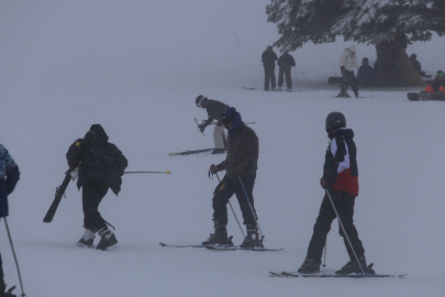 Yoğun sis bile durduramadı: Uludağ pistlerinde sömestir hareketliliği