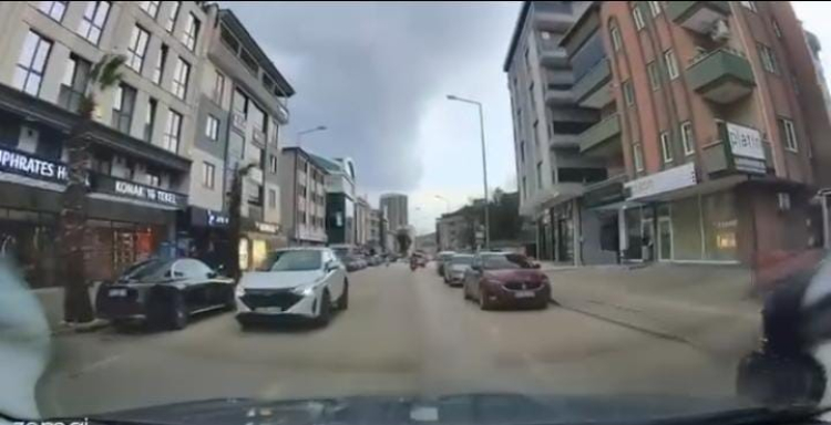 Bursa’da korkutan kaza! Yola aniden çıkan yayaya… -Bursa Hayat-3