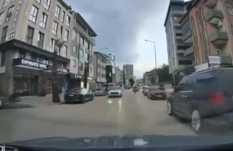 Bursa’da korkutan kaza! Yola aniden çıkan yayaya… -Bursa Hayat-2