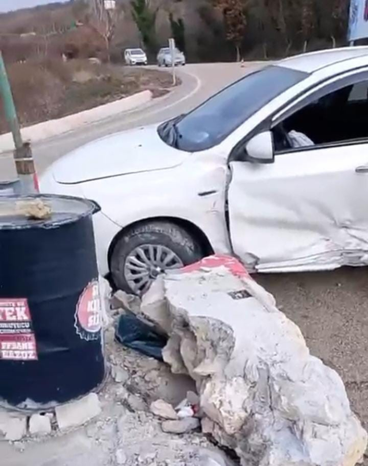 Bursa’da aynı nokta yine kaza sahnesi oldu! O anlar kamerada…-Bursa Hayat-2