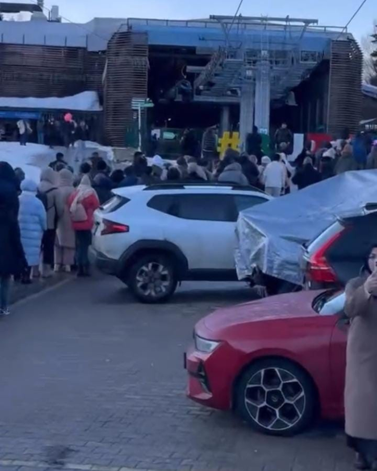 Bursa’da teleferik kuyruğu! Yüzlerce metreyi buldu -Bursa Hayat-3