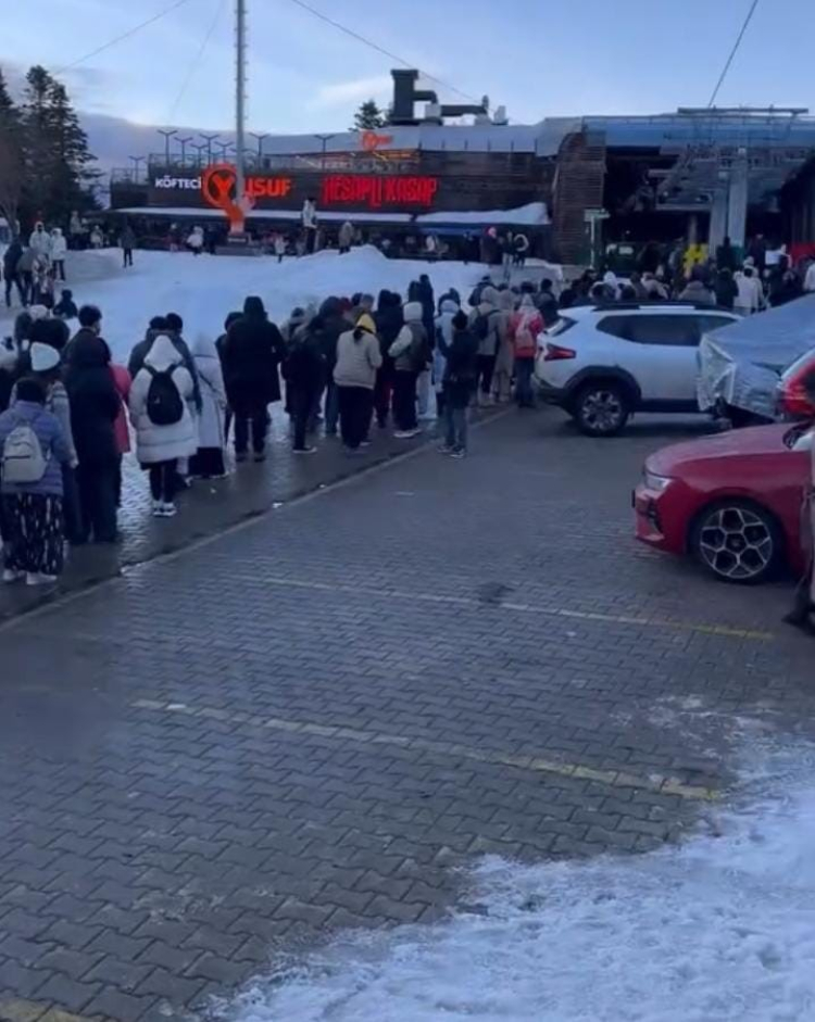 Bursa’da teleferik kuyruğu! Yüzlerce metreyi buldu -Bursa Hayat-2