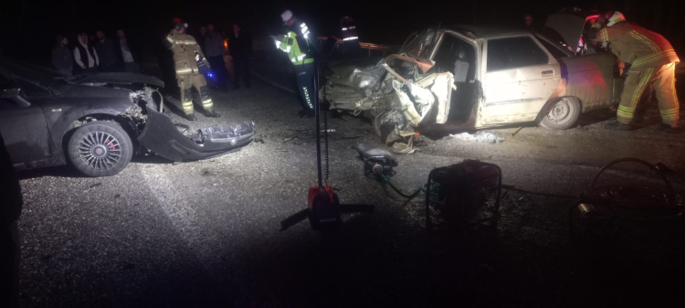 Bursa’da can pazarı: Çarpışan araçlardan yaralılar çıkarıldı!-Bursa Hayat-3