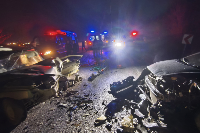 Bursa’da can pazarı: Çarpışan araçlardan yaralılar çıkarıldı!