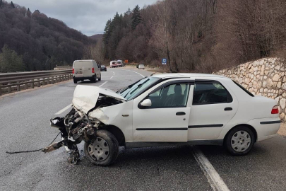 Bursa’da otomobil bariyere çarptı: Yaralılar hastaneye kaldırıldı!
