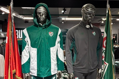 Bursaspor’un retro yağmurlukları yeniden mağazalarda