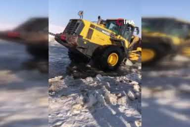 İçme suyu yolunu açarken kara saplanan loder vinç yardımıyla kurtarıldı