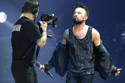 Mikrofon elinden fırladı! Tarkan espriyle karşıladı