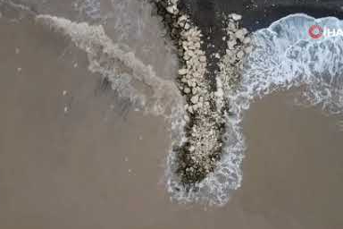 Sel sonrası deniz kahverengi oldu, sahiller odun doldu