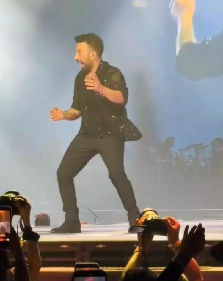 Mikrofon elinden fırladı! Tarkan espriyle karşıladı-Bursa Hayat-3