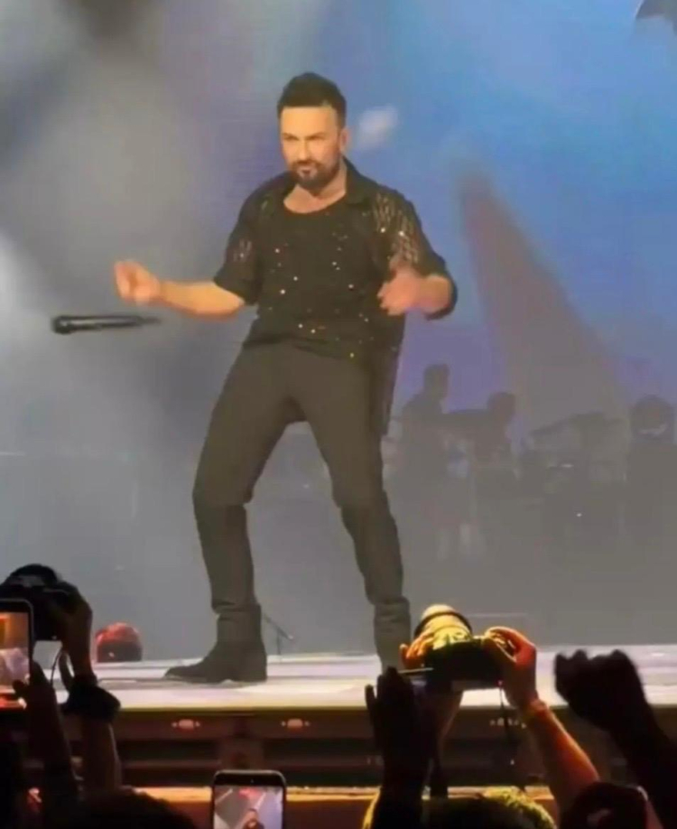 Mikrofon elinden fırladı! Tarkan espriyle karşıladı-Bursa Hayat-2