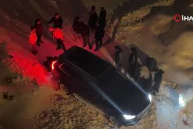 Yüksekova'da kar esareti: Kara saplanan araçlar imece usulü kurtarıldı