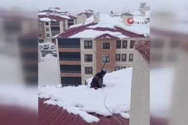 Kar üzerinde ibadet: Yüksekova’da dikkat çeken görüntü