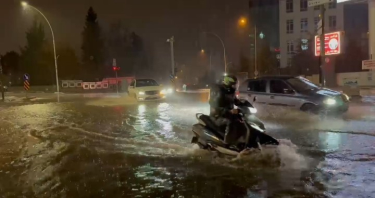 Bursa’da altyapı alarmı! Rögarlar taştı, cadde suyla kaplandı -Bursa Hayat-4