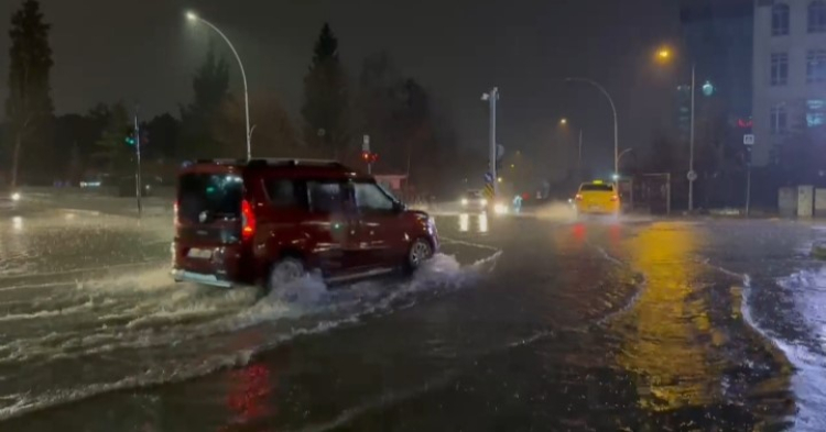 Bursa’da altyapı alarmı! Rögarlar taştı, cadde suyla kaplandı -Bursa Hayat-3