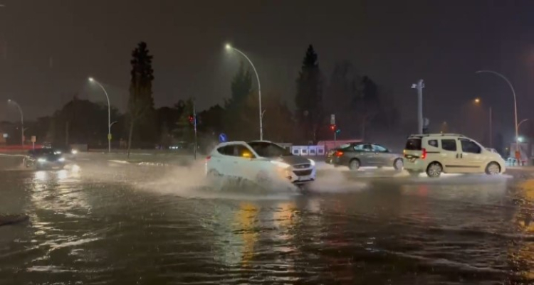 Bursa’da altyapı alarmı! Rögarlar taştı, cadde suyla kaplandı -Bursa Hayat-2