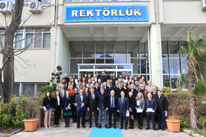 Rektör Yılmaz başarılı akademisyenlerle buluştu