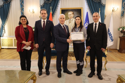 Bursa’da vatandaşa güler yüzlü hizmet ödüllendirildi