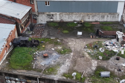 Bursa’da çatıda 20 yıllık hurda araç şaşkınlığı: Sırrı çözüldü!