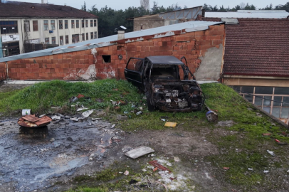 Bursa’da çatıda 20 yıllık hurda araç şaşkınlığı: Sırrı çözüldü!