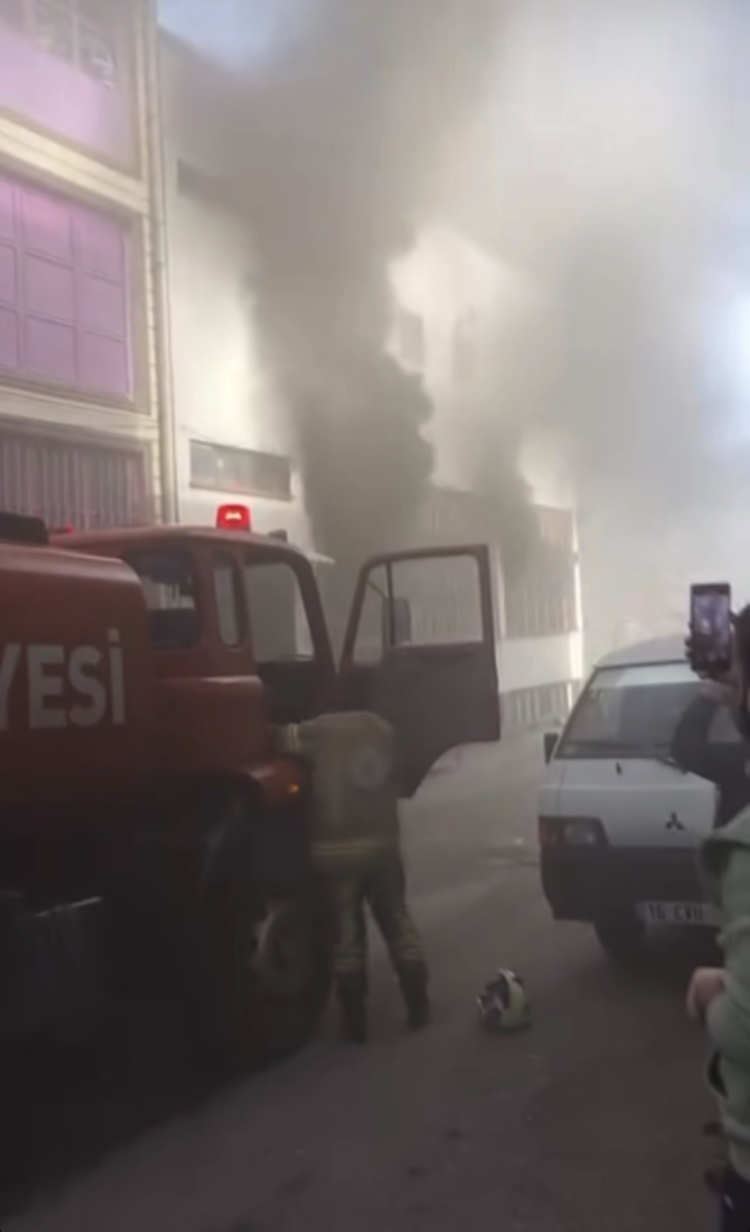 Bursa’da iş yeri alev alev yandı! Vatandaşlar seyretti-Bursa Hayat-2