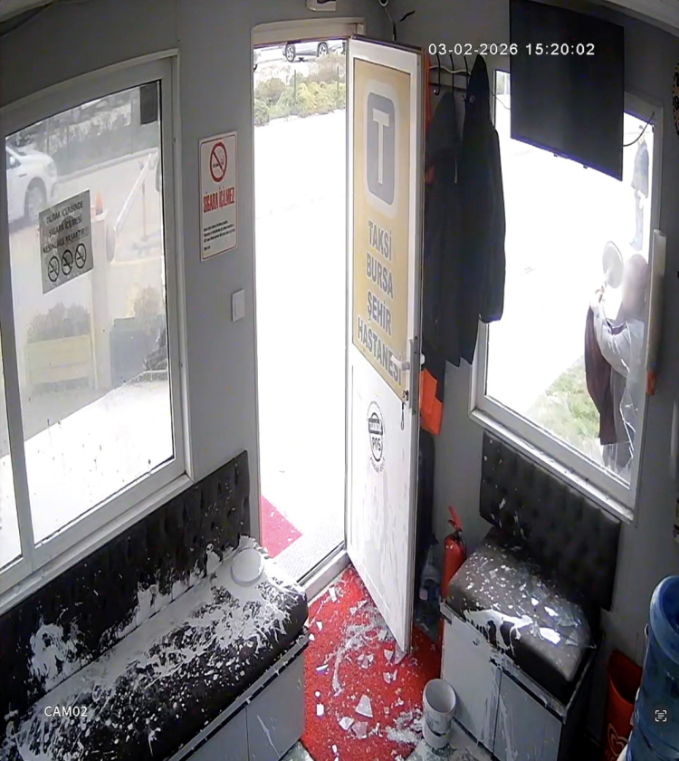 'Beni beğenmiyorsunuz' dedi, durağı savaş alanına çevirdi!-Bursa Hayat Gazetesi-4