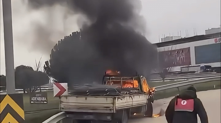 Bursa’da İzmir Yolu’nda korku dolu anlar! Aniden alev aldı -Bursa Hayat-2