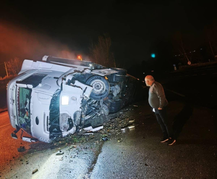 Bursa-Ankara Karayolunda korkutan kaza: Tır sürücüsü yaralandı-Bursa Hayat Gazetesi-3