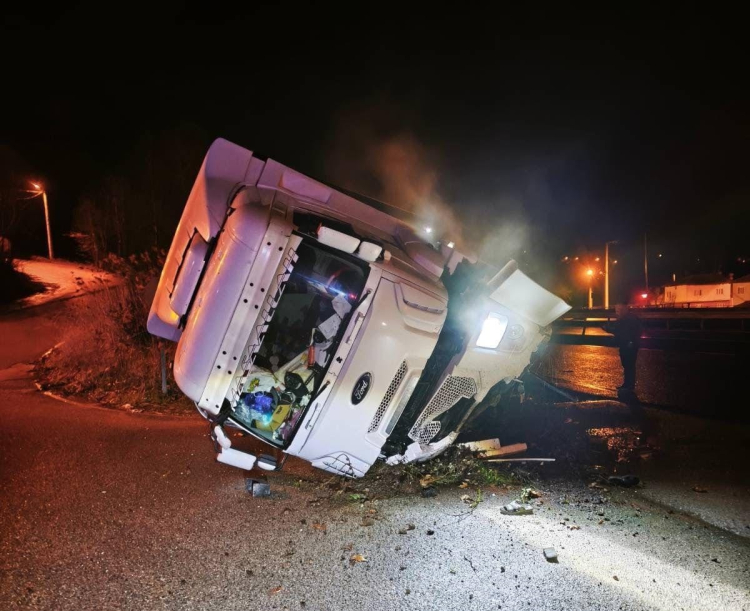 Bursa-Ankara Karayolunda korkutan kaza: Tır sürücüsü yaralandı-Bursa Hayat Gazetesi-4