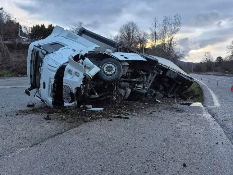 Bursa-Ankara Karayolunda korkutan kaza: Tır sürücüsü yaralandı-Bursa Hayat Gazetesi-2