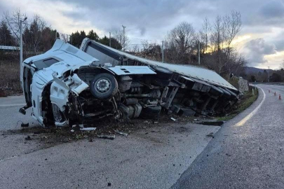Bursa-Ankara Karayolunda korkutan kaza: Tır sürücüsü yaralandı