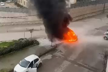 Bursa’da alev topuna dönen otomobil mahalleliyi sokağa döktü