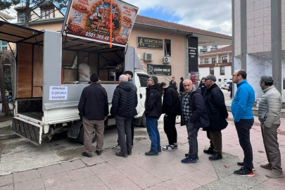 Bursa’da mutluluğunu lokma dağıtarak kutladı