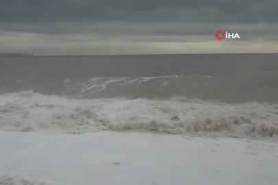 Konyaaltı sahili dev dalgalarla beyaza büründü!