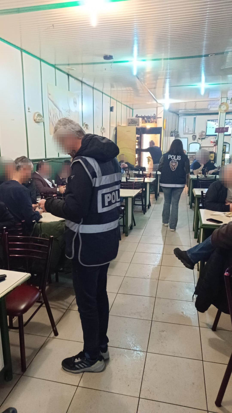 Bursa’da geniş çaplı denetim: Ruhsatsız silah ve yasaklı maddeler ele geçirildi!-Bursa Hayat-2