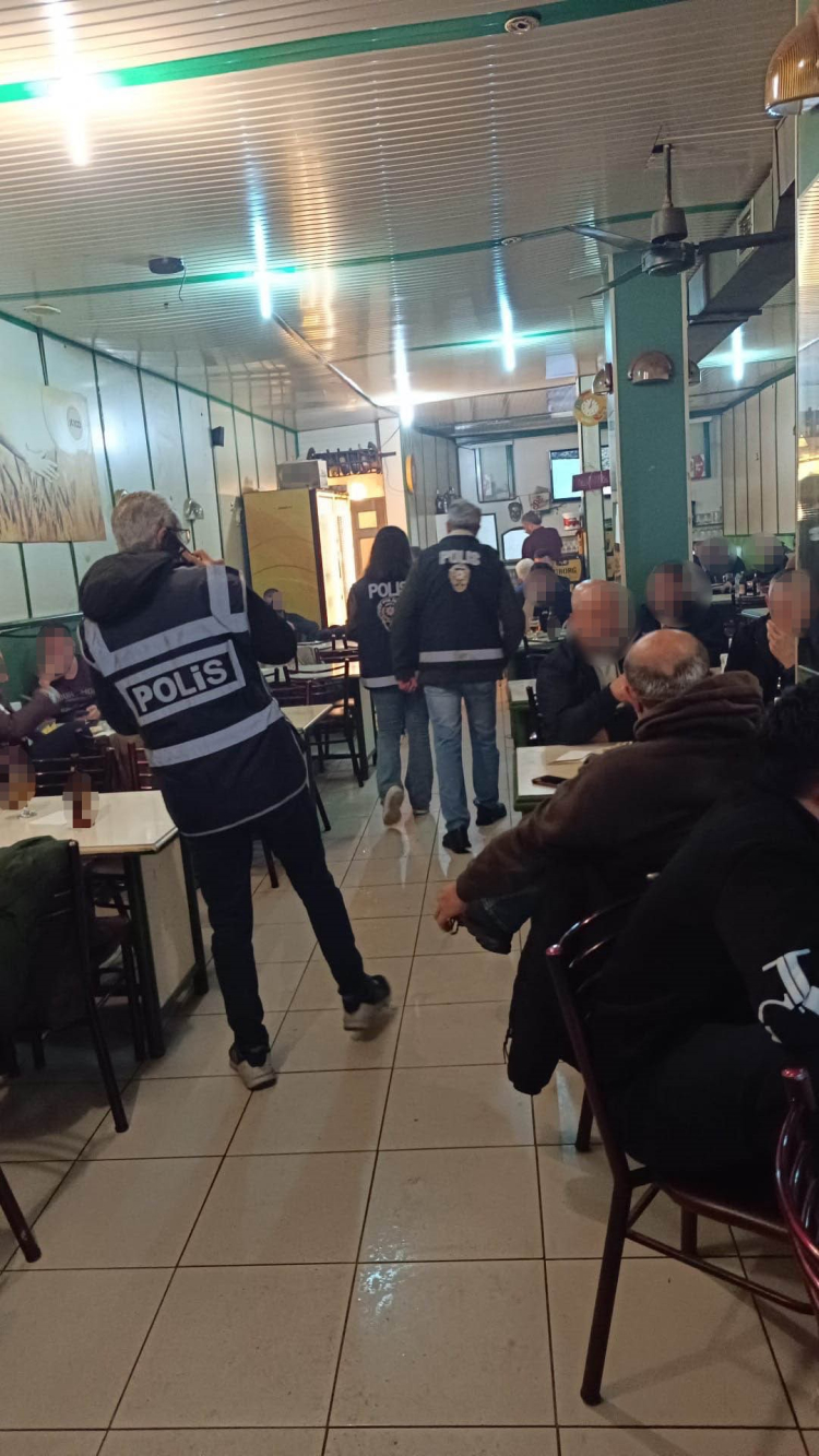 Bursa’da geniş çaplı denetim: Ruhsatsız silah ve yasaklı maddeler ele geçirildi!-Bursa Hayat-3