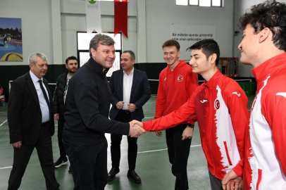 Ertuğrul Sağlam'dan Osmangazi'nin genç tenisçilerine ziyaret!