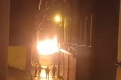 Bursa'da boş depo alevlere teslim oldu