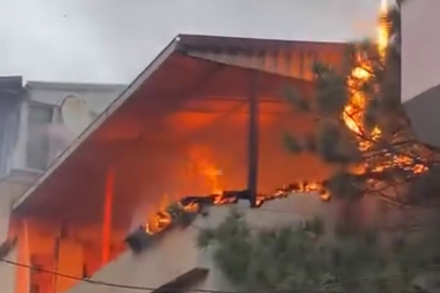 Bursa’da panik anları: Çatı yangını kısa sürede daireyi sardı!