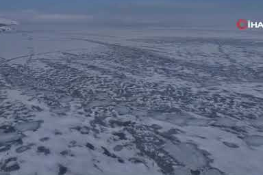 Nazik gölü dondu, eşsiz manzara ortaya çıktı