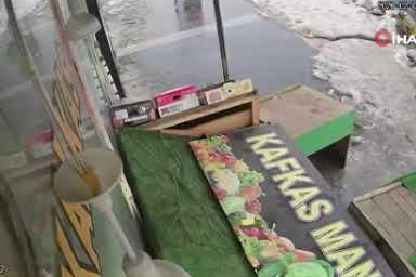 Saniyelerle kurtuldu! Binadan düşen kar kütlesi tehlike yarattı