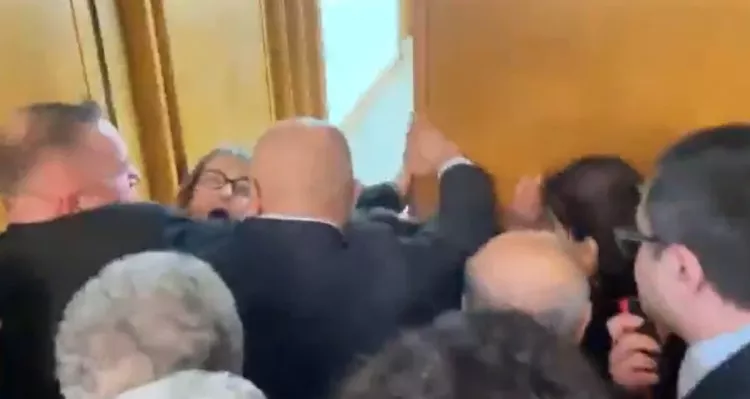 CHP’de merak ve heyecan yerini izdihama bıraktı: Büyük kargaşa çıktı!-Bursa Hayat-2