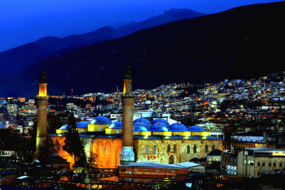 Bursa Ulu Camii’nin Ramazan mahyası: “Kul hakkından sakın”