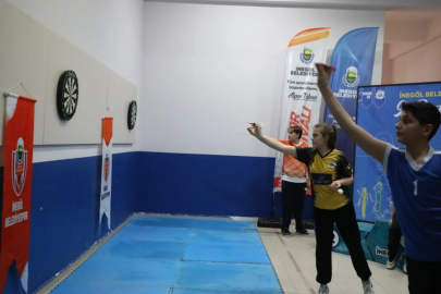 İnegöl’de dart turnuvası nefes kesti!